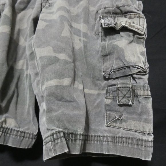 VF JEANSWEAR | 7 Regular | Camouflage / Camo | Cargo Shorts | Snap Buttons | GUC - Picture 7 of 12